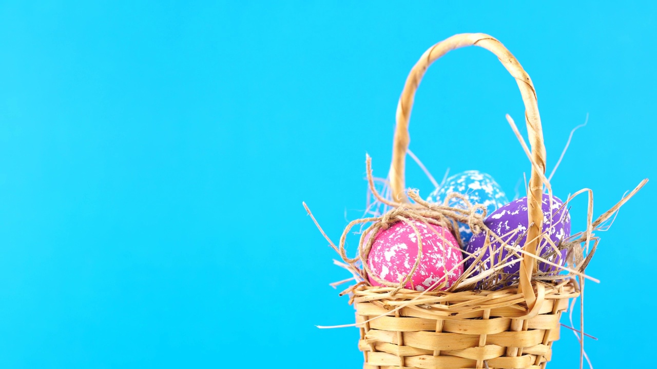 复活节彩蛋在蓝色的篮子里视频下载