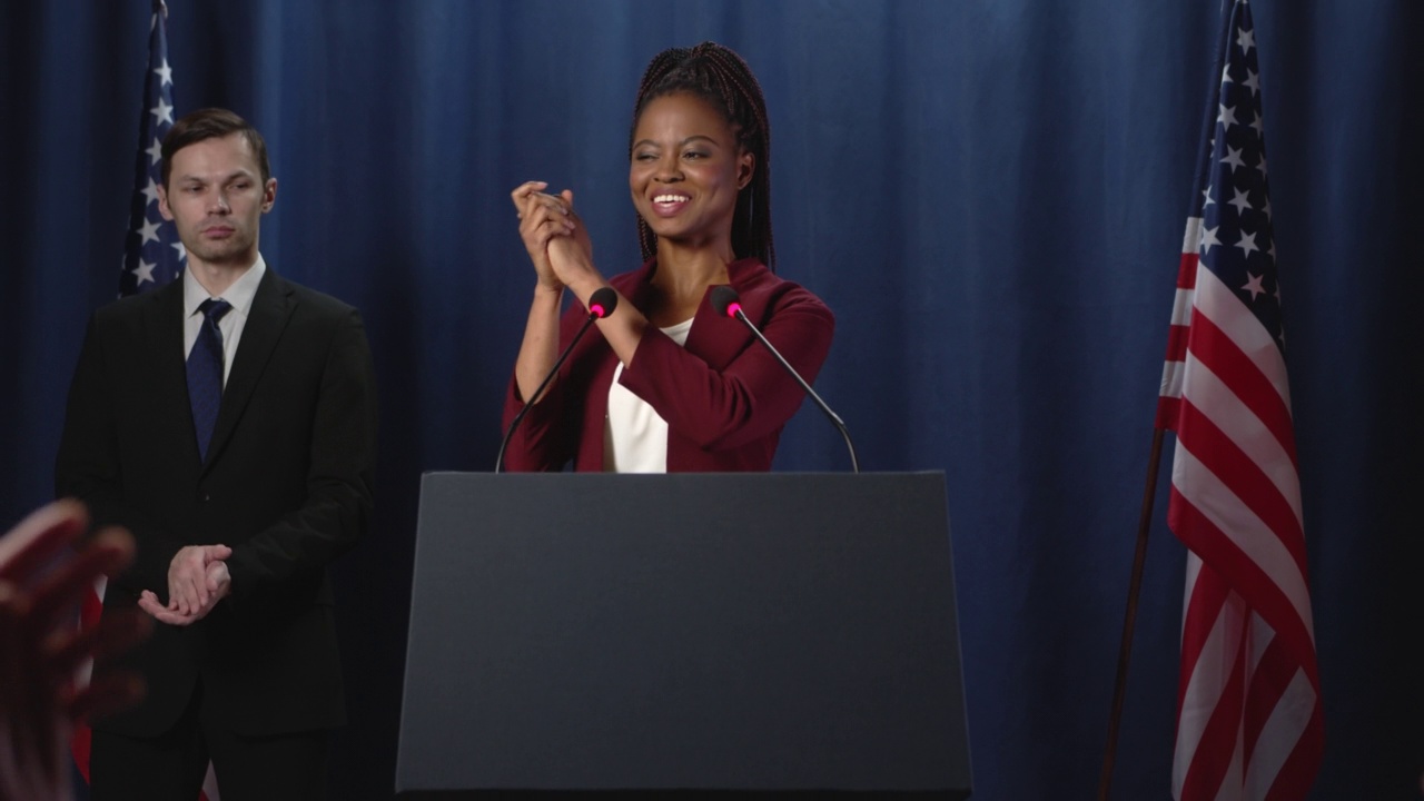 放大一个身穿红色夹克的年轻非洲裔美国政治家在演讲后感谢听众视频下载