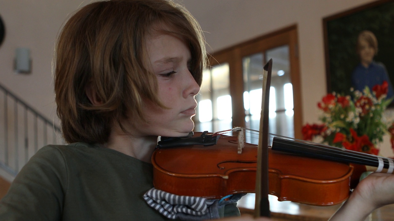 8岁男孩在家里拉小提琴视频下载