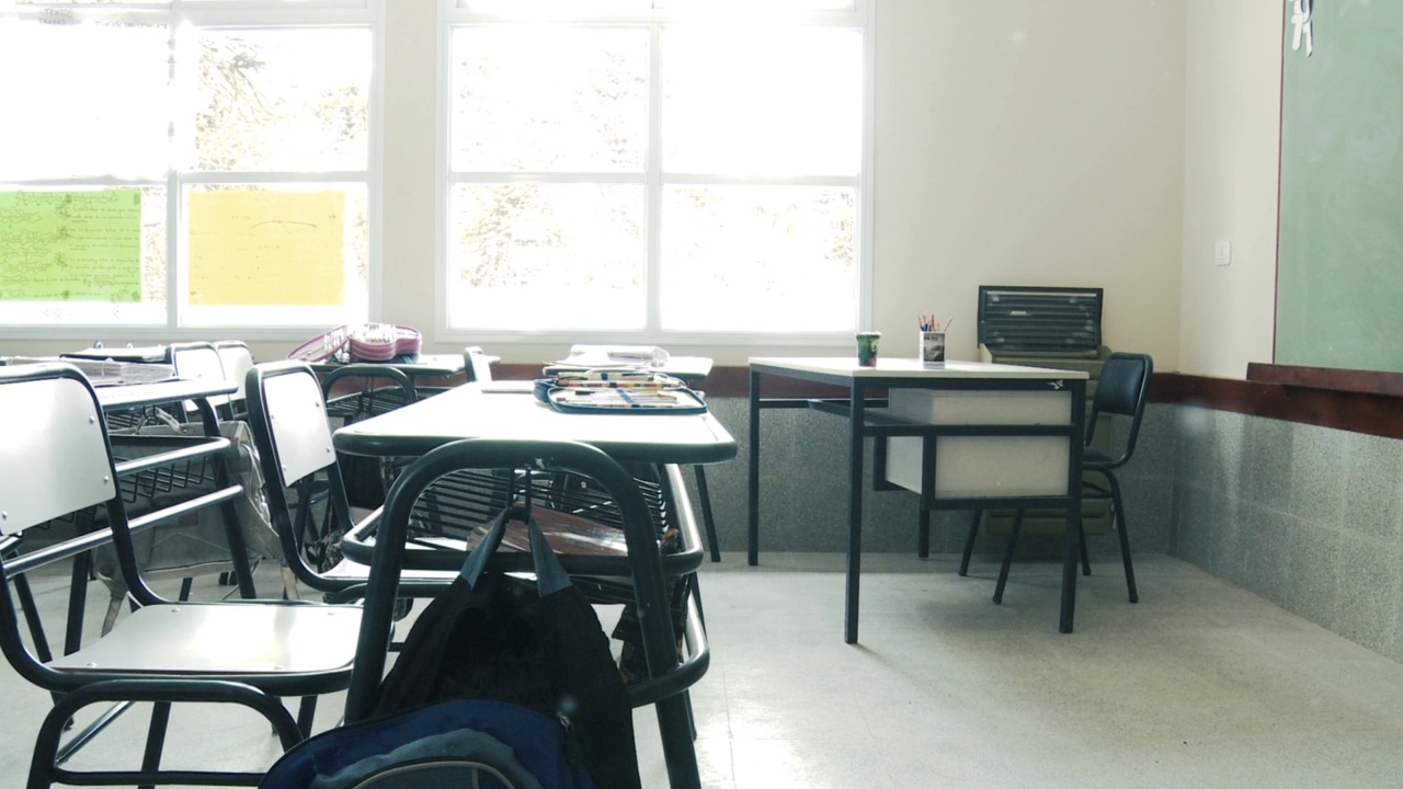 空教室里一排排的桌子。缩小。视频素材