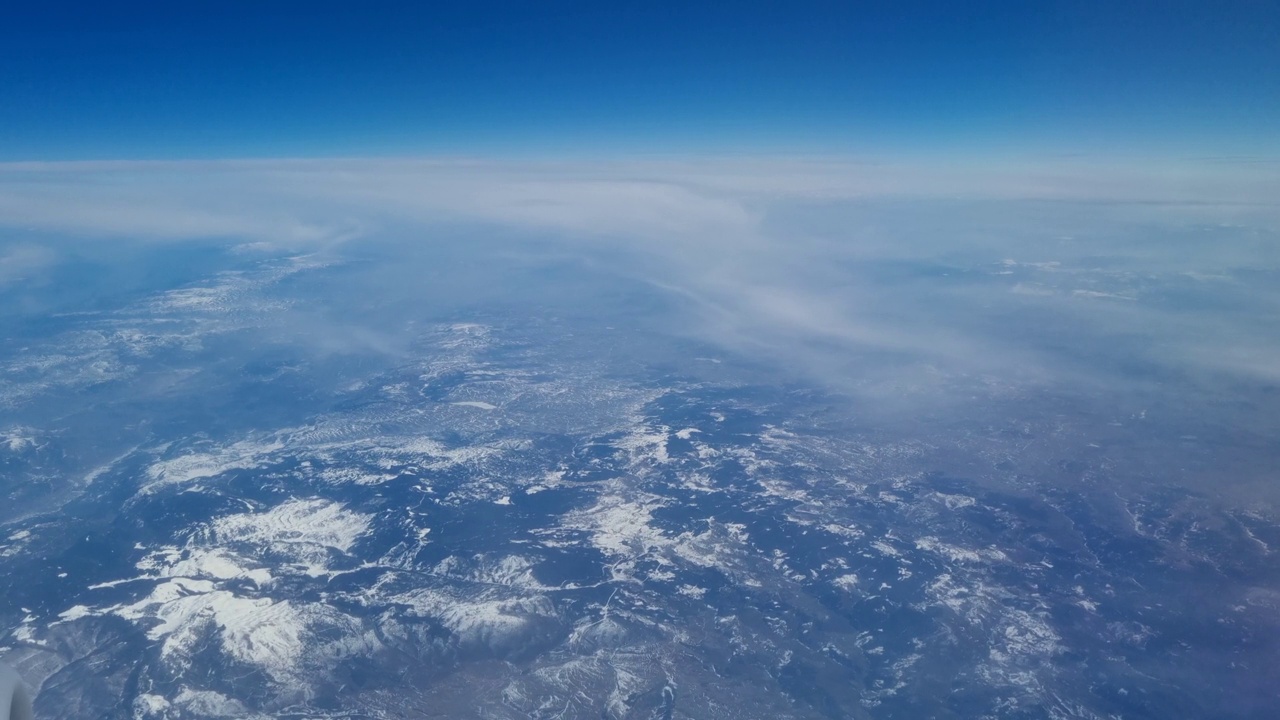 瑞士的阿尔卑斯山脉。俯视图，从飞机上拍摄视频下载