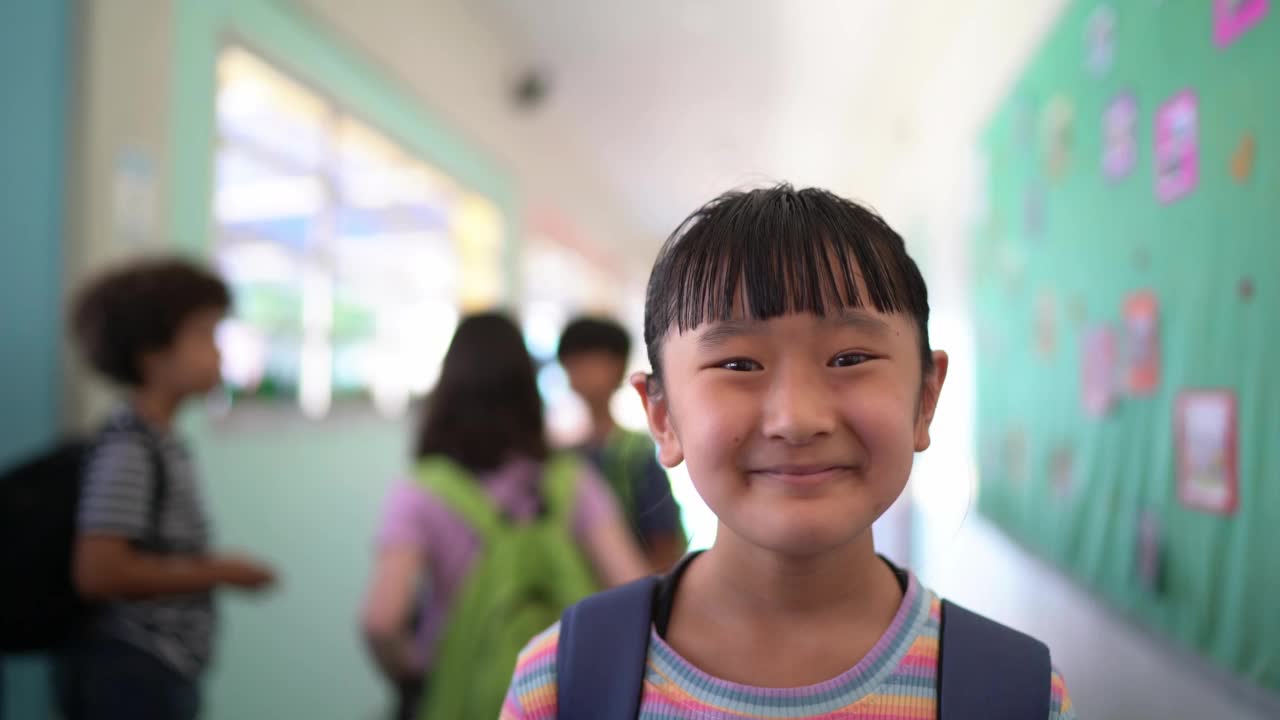 一个女孩在学校走廊的肖像视频下载