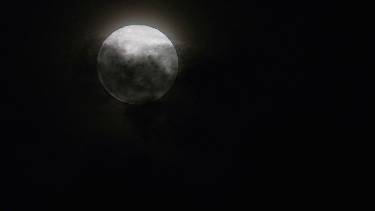 满月落进厚厚的云层视频素材