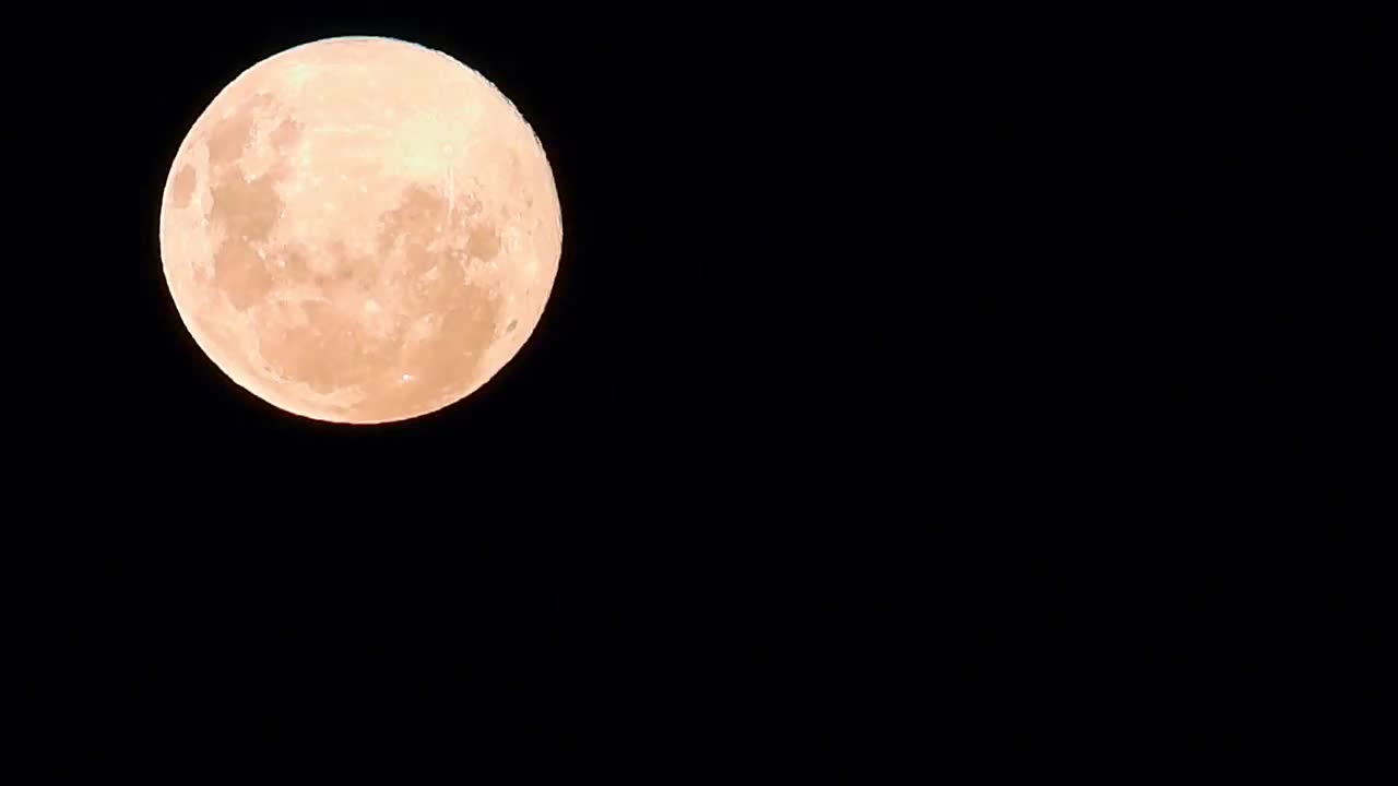 满月在落下时改变颜色视频素材