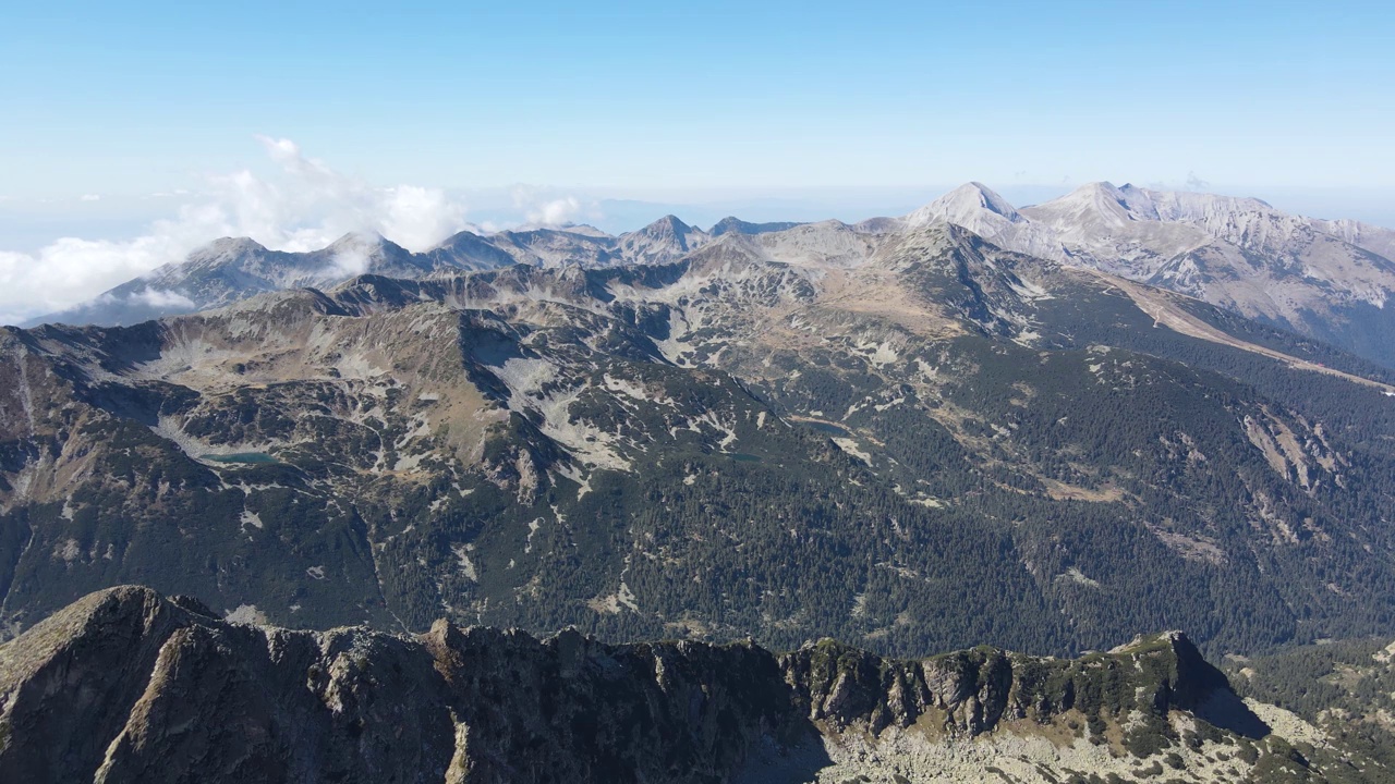 保加利亚Polezhan峰附近的Pirin山鸟瞰图视频素材