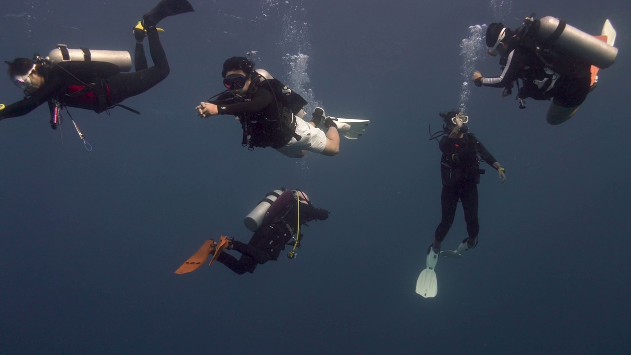 泰国潜水员执行减压安全停止水下视频下载