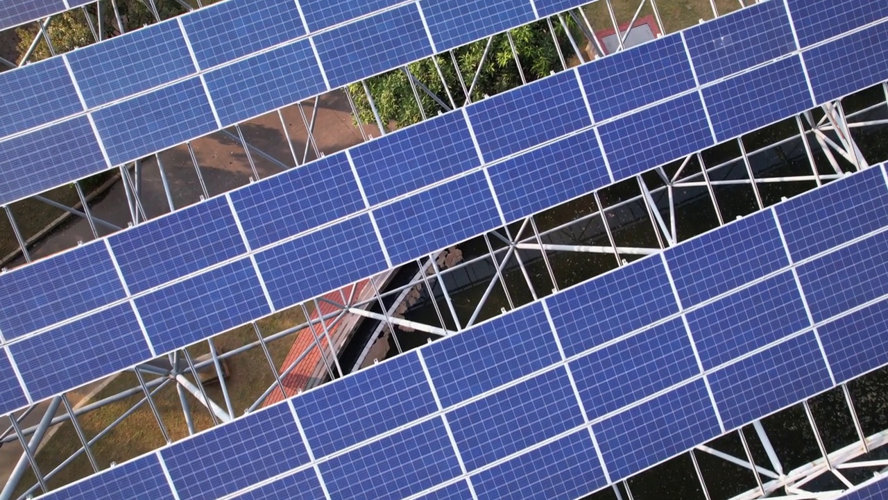 俯瞰着一座太阳能发电厂的面板视频素材