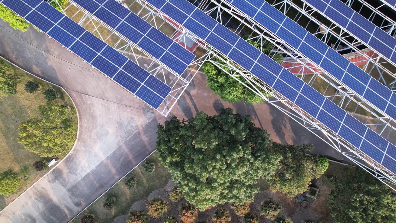俯瞰着一座太阳能发电厂的面板视频素材