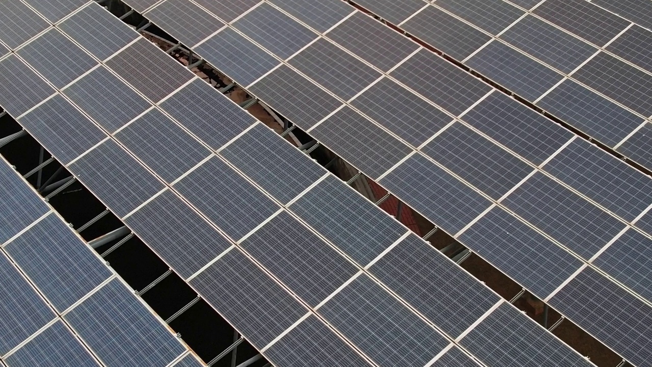 太阳能电池板的鸟瞰图视频素材
