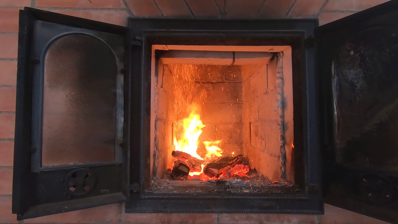 有明火的炉子在房子里燃烧着视频素材