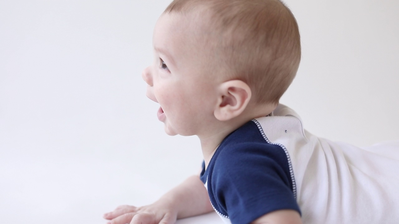 快乐的6个月大的男婴微笑着视频下载