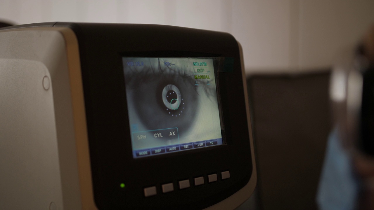 使用自动角膜测量仪、眼科仪器检查视力视频下载