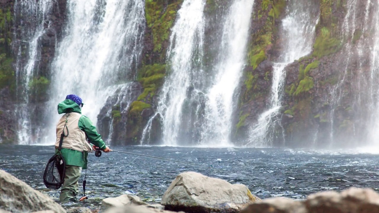 在北加州的伯尼瀑布钓鱼的高级妇女视频下载