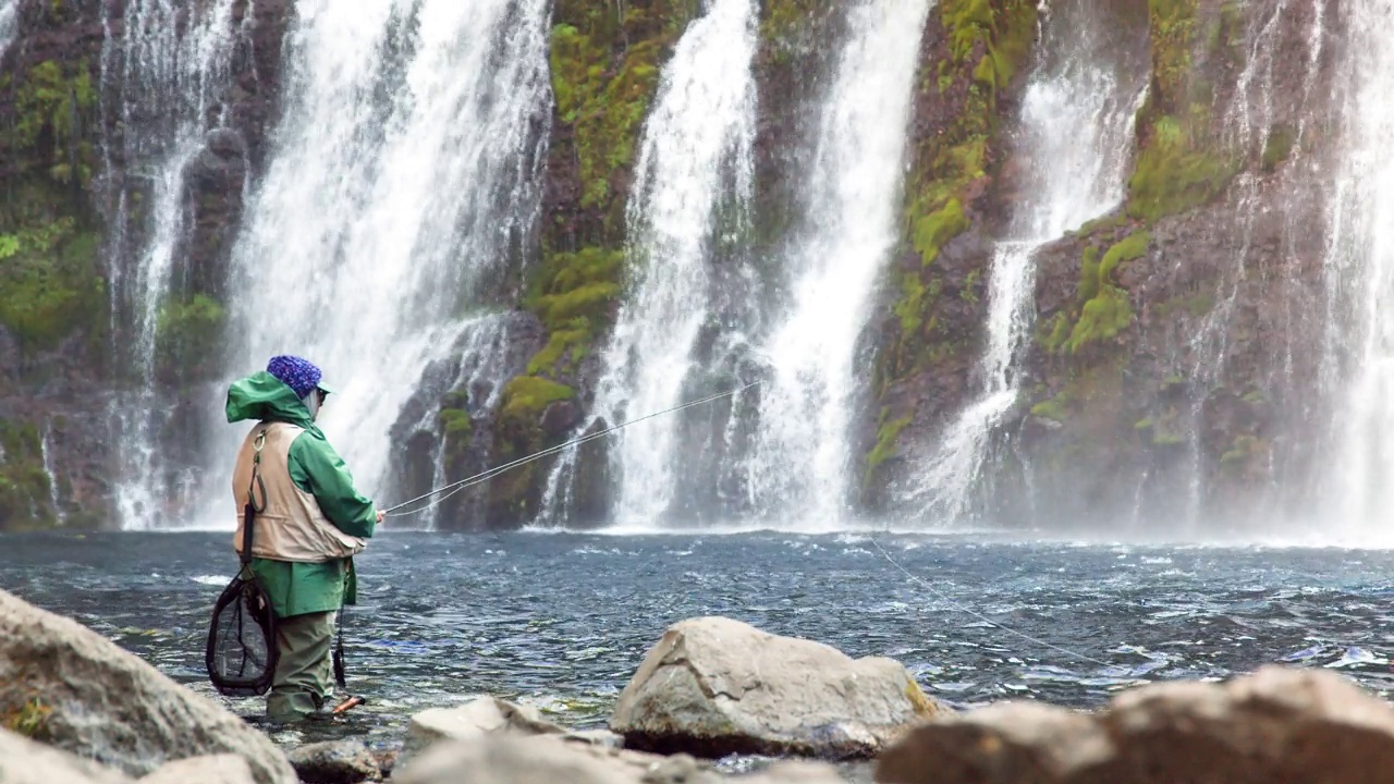 加利福尼亚北部的伯尼瀑布，一名妇女正在钓鱼视频下载
