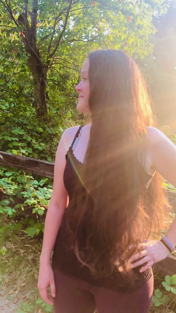 美丽的健康的女人长头发与太阳爆发。视频下载