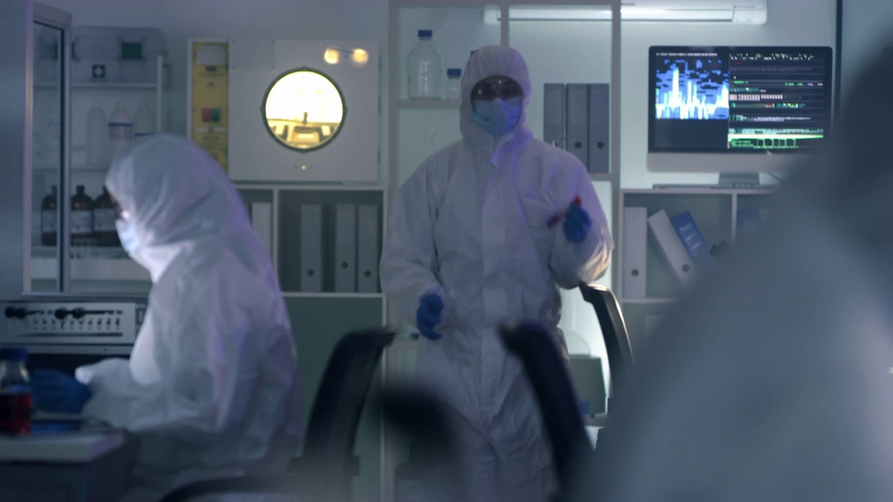 科学家们穿着防辐射服在实验室工作的4k视频片段视频下载