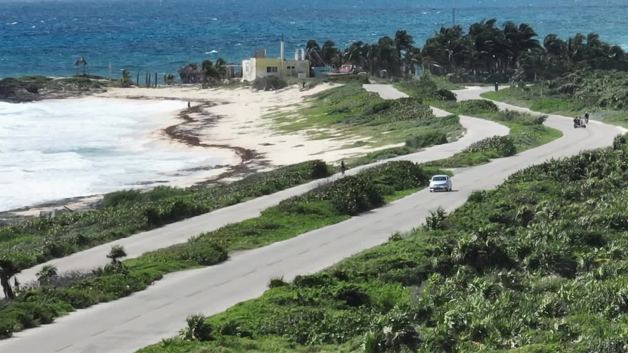 日落时分，在卡门岛附近的科苏梅尔岛的道路鸟瞰图视频下载