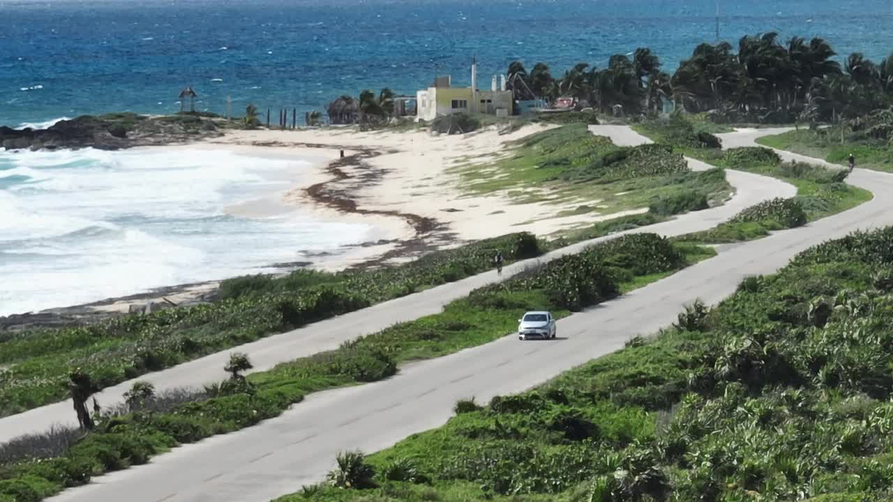 日落时分，在卡门岛附近的科苏梅尔岛的道路鸟瞰图视频下载