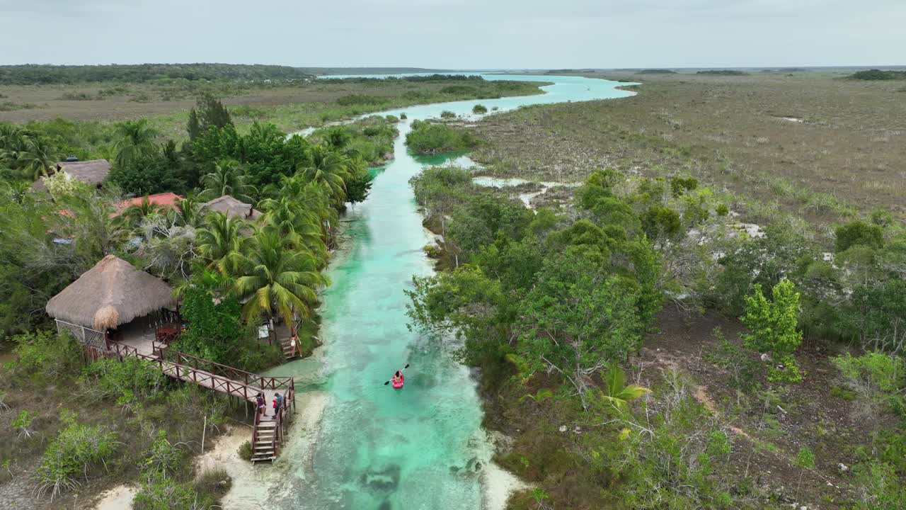 墨西哥Bacalar泻湖上红色独木舟的鸟瞰图视频下载