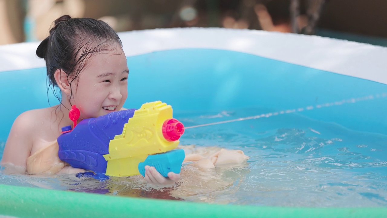 穿着泰国传统服装的孩子们在泼水节玩水枪视频素材