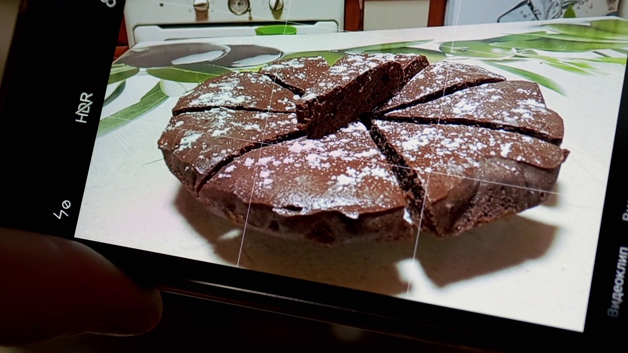 用智能手机拍摄厨房里巧克力派的女性手4K视频下载