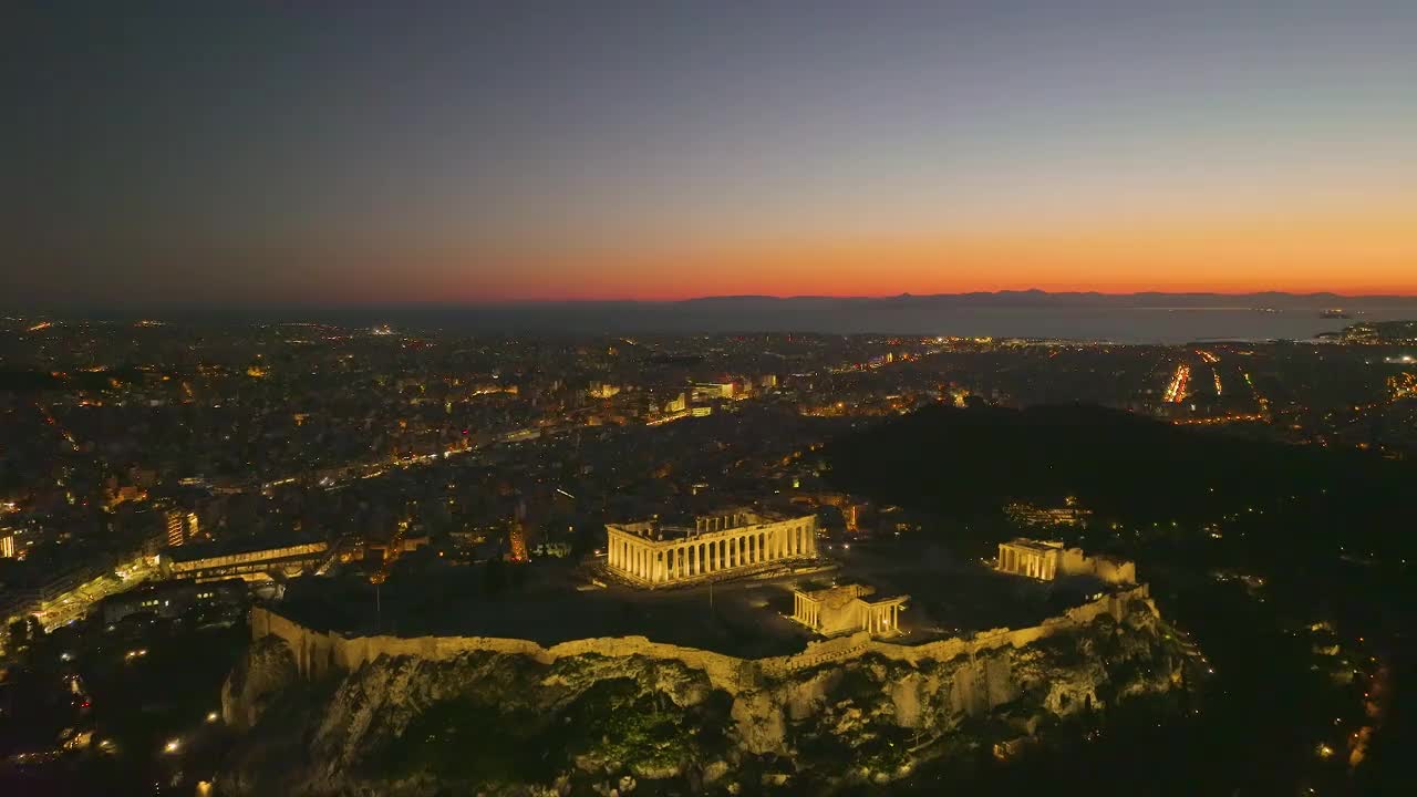 航拍的希腊雅典卫城在黄昏时的灯光视频素材