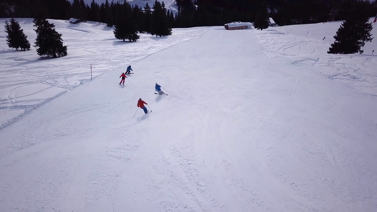 人们在冬季滑雪场的雪坡上滑雪、单板滑雪。雪山上的滑雪电梯。冬天的活动视频下载