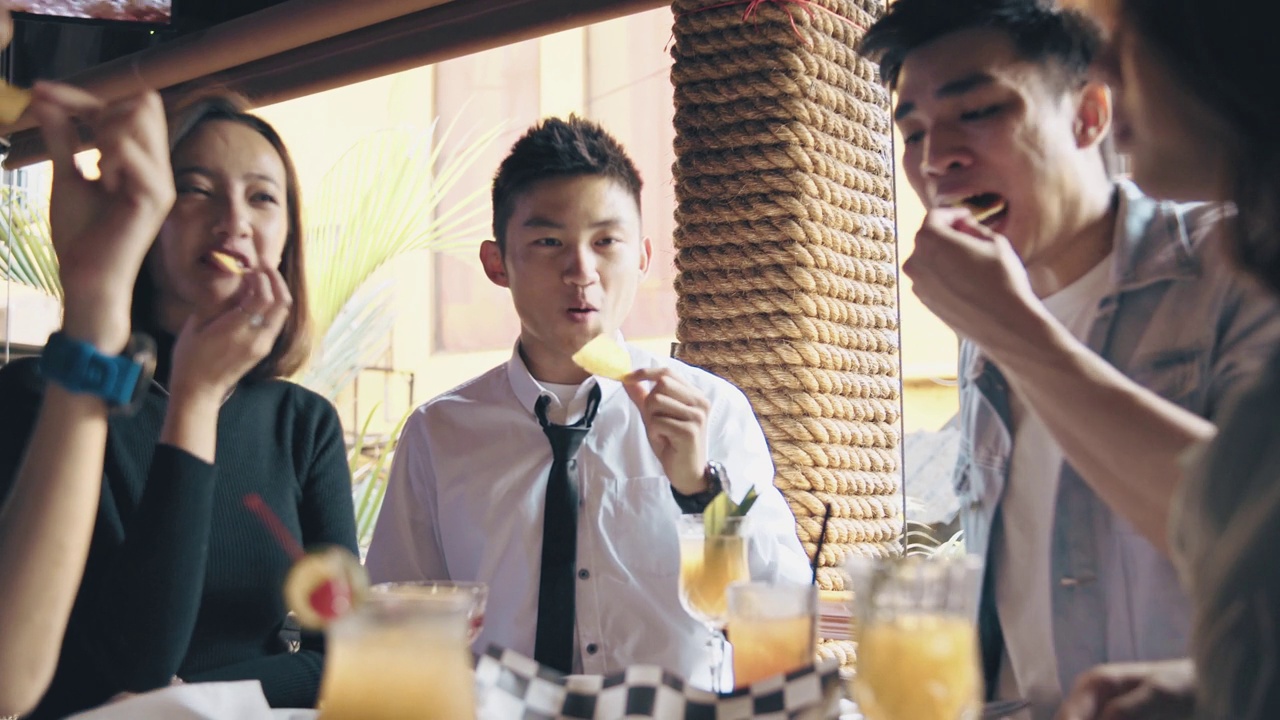 亚洲华人朋友享受社交聚会酒吧食物小吃意大利面一起视频素材