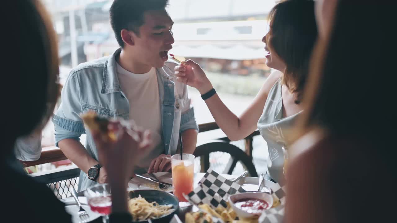 亚洲华人朋友一起享受社交聚会和酒吧食物视频下载