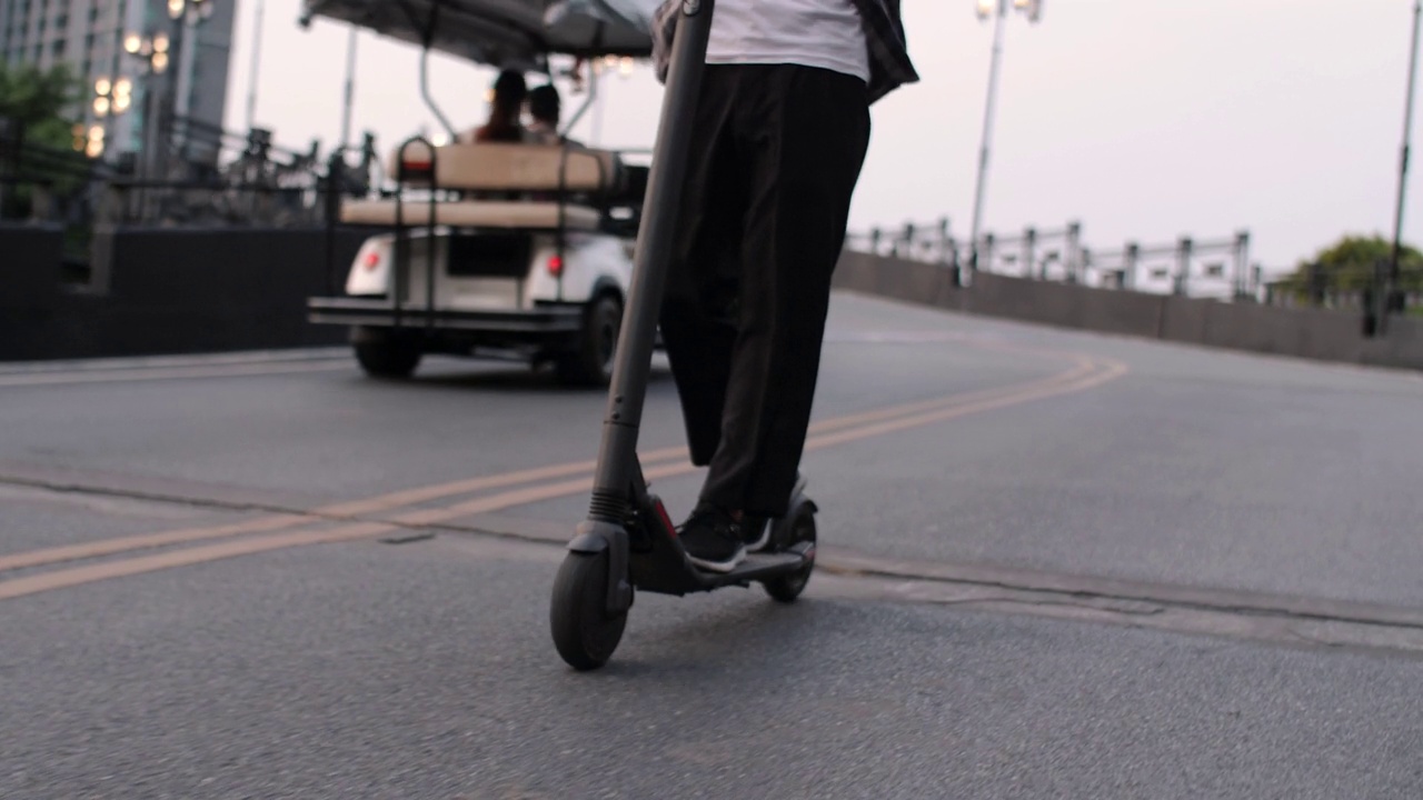 电动旅行滑板车视频下载