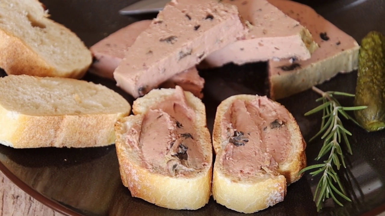 吐司面包配蘑菇paté视频素材