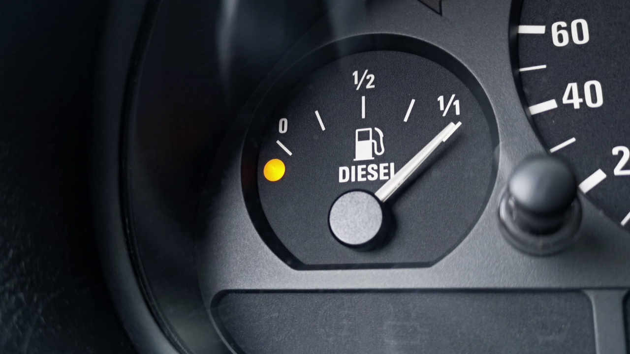 特写镜头的柴油燃料表在一辆车。汽车发动后，仪表指针从零转到加满油。本空间视频素材