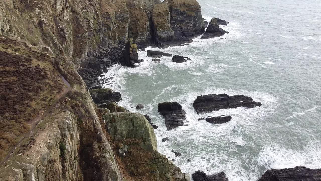 英国威尔士安格尔西岛的灯塔视频素材