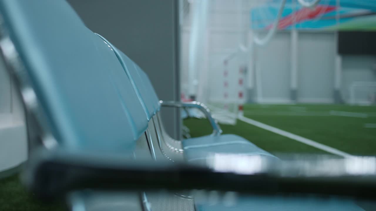 大型室内足球场旁的椅子休息处视频素材