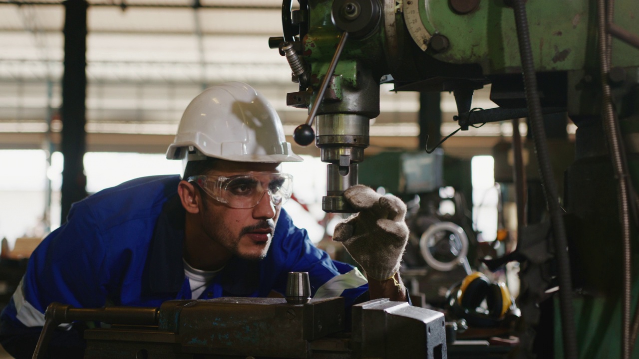 在钢铁厂穿着制服、戴眼镜和安全帽的重工业工程师/工人视频素材
