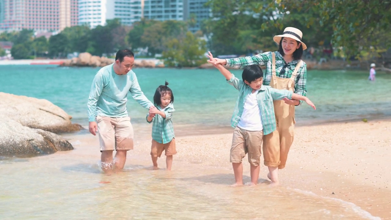 带着微笑和幸福的亚洲家庭度假视频下载