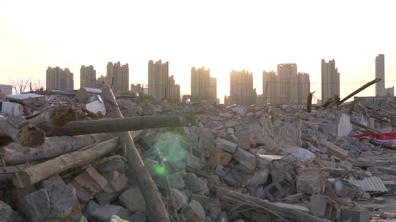 城郊房屋拆迁后留下的废墟。视频下载