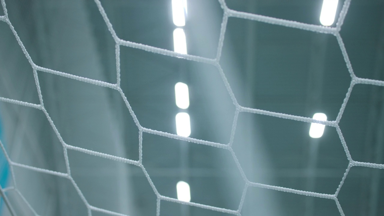 通过栅网，led灯在健身房天花板上的模糊视野视频素材
