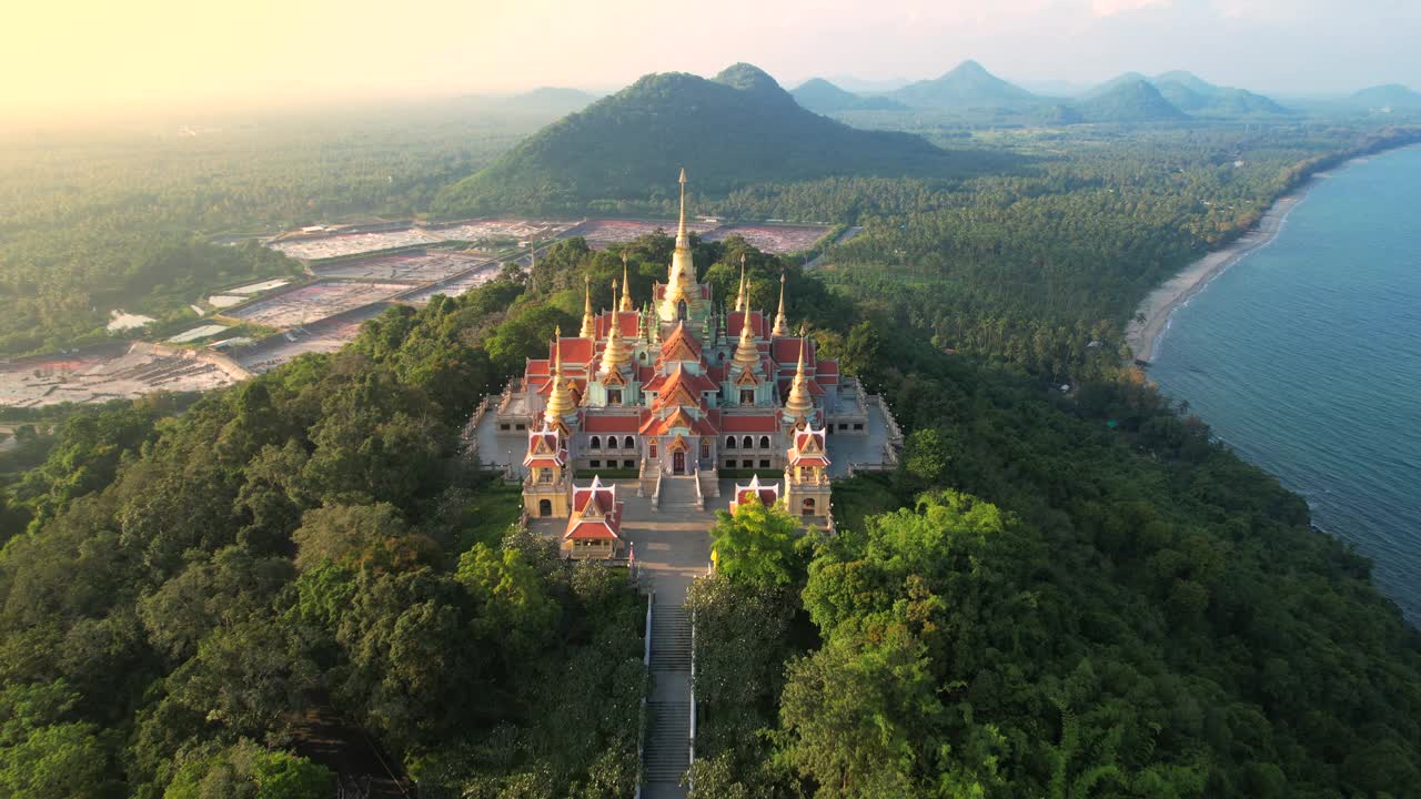 泰国，位于通柴山顶的Prachuap Khiri Khan的Phra Mahathat chedi Pakdee Prakard的日落景象。它是为了纪念拉玛九世国王陛下普密蓬·阿杜德登基50周年而建造的。视频素材