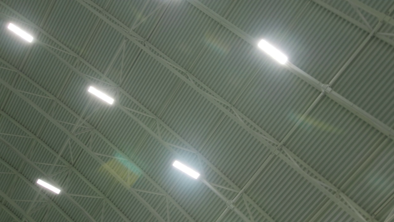 摄像机用发光的led灯点亮拱形天花板视频素材