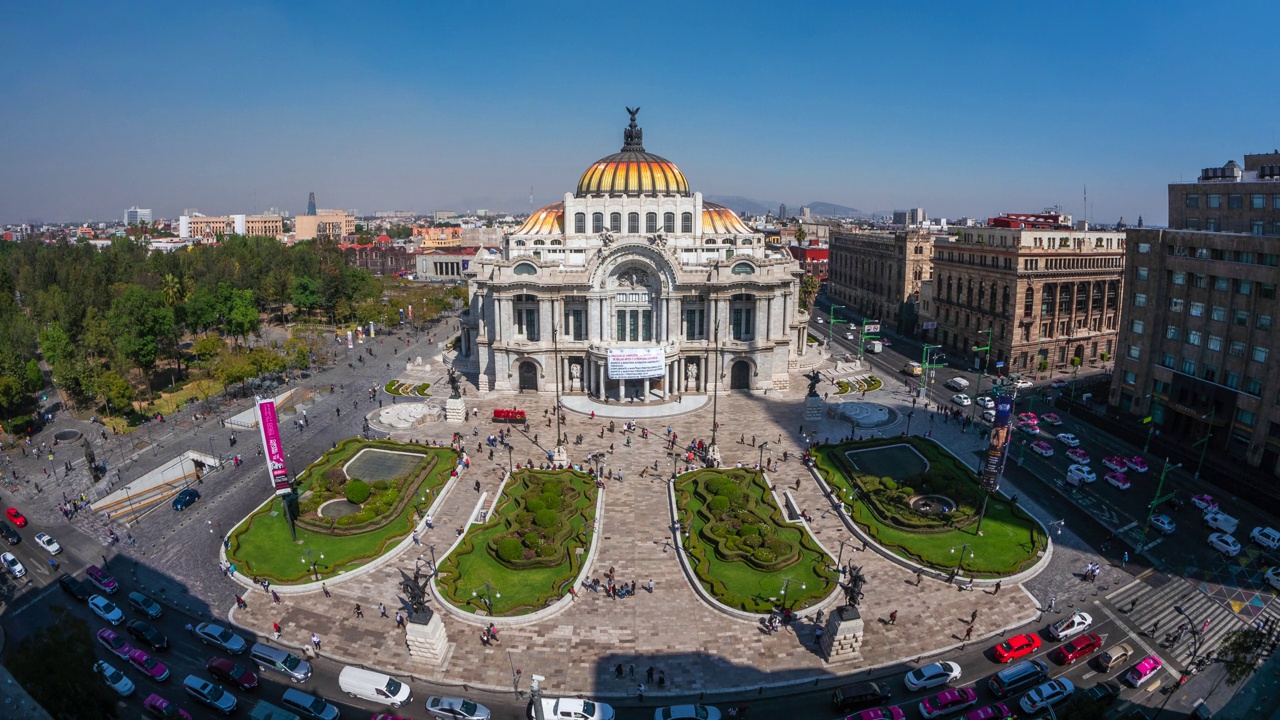 墨西哥城历史中心的人和交通的时间推移视图，墨西哥视频素材