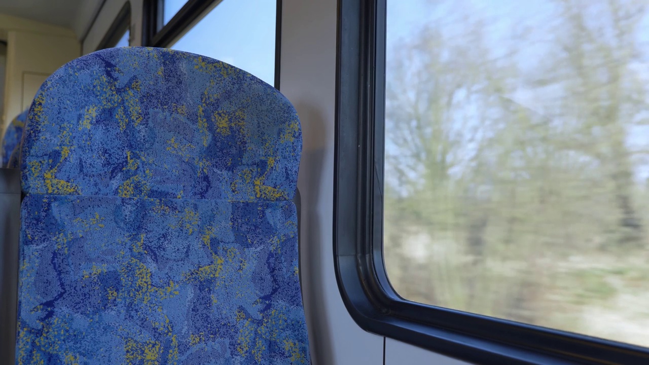 德国铁路列车蓝色织物座椅的乘客列车内景。视频下载