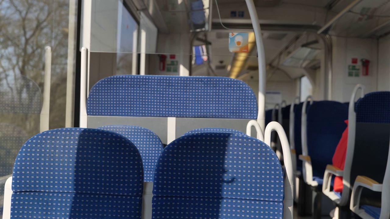 德国铁路列车蓝色织物座椅的乘客列车内景。视频下载