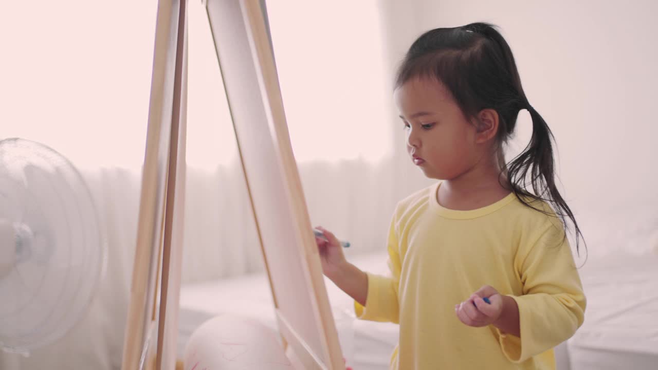 孩子喜欢画画，呆在家里视频素材