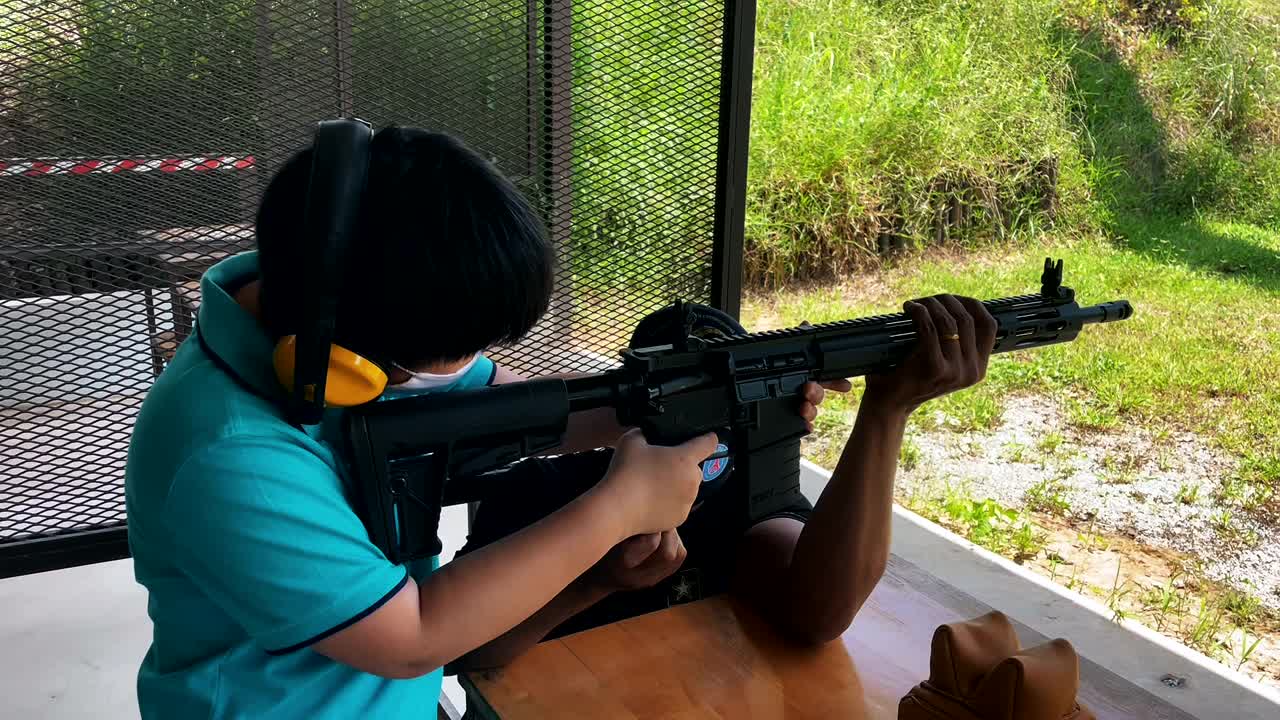 小男孩正在射击场射击突击步枪视频下载