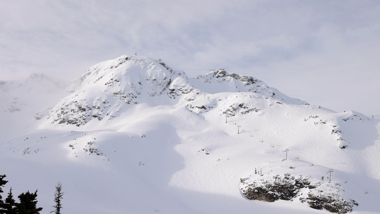 惠斯勒黑梳滑雪胜地的惠斯勒峰，BC省，加拿大视频素材