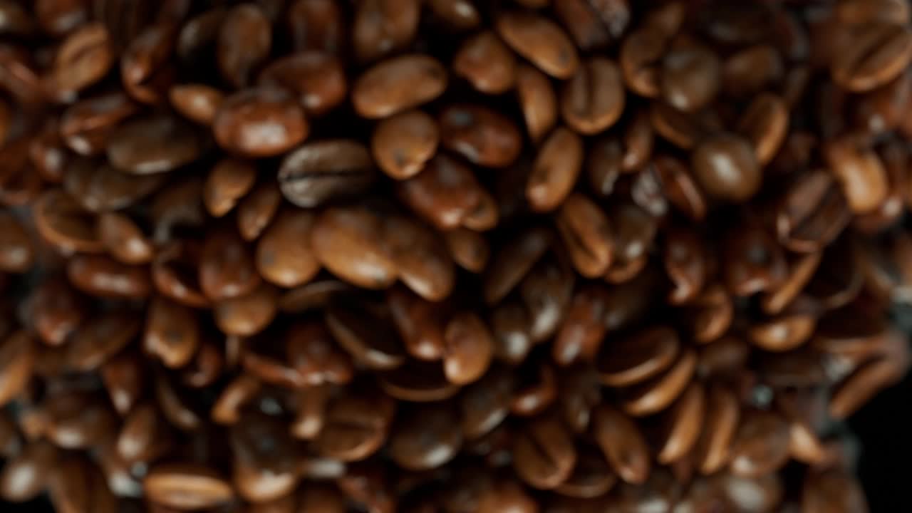 超慢镜头咖啡豆向镜头跳跃视频下载