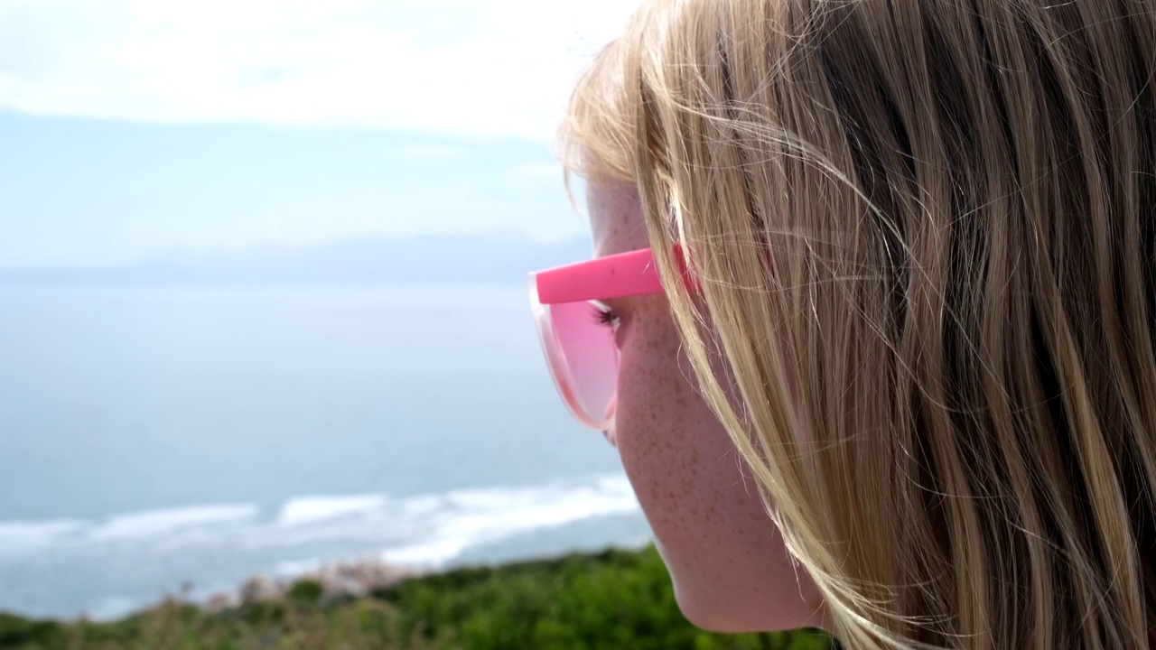 戴着粉色太阳镜的可爱女孩视频下载