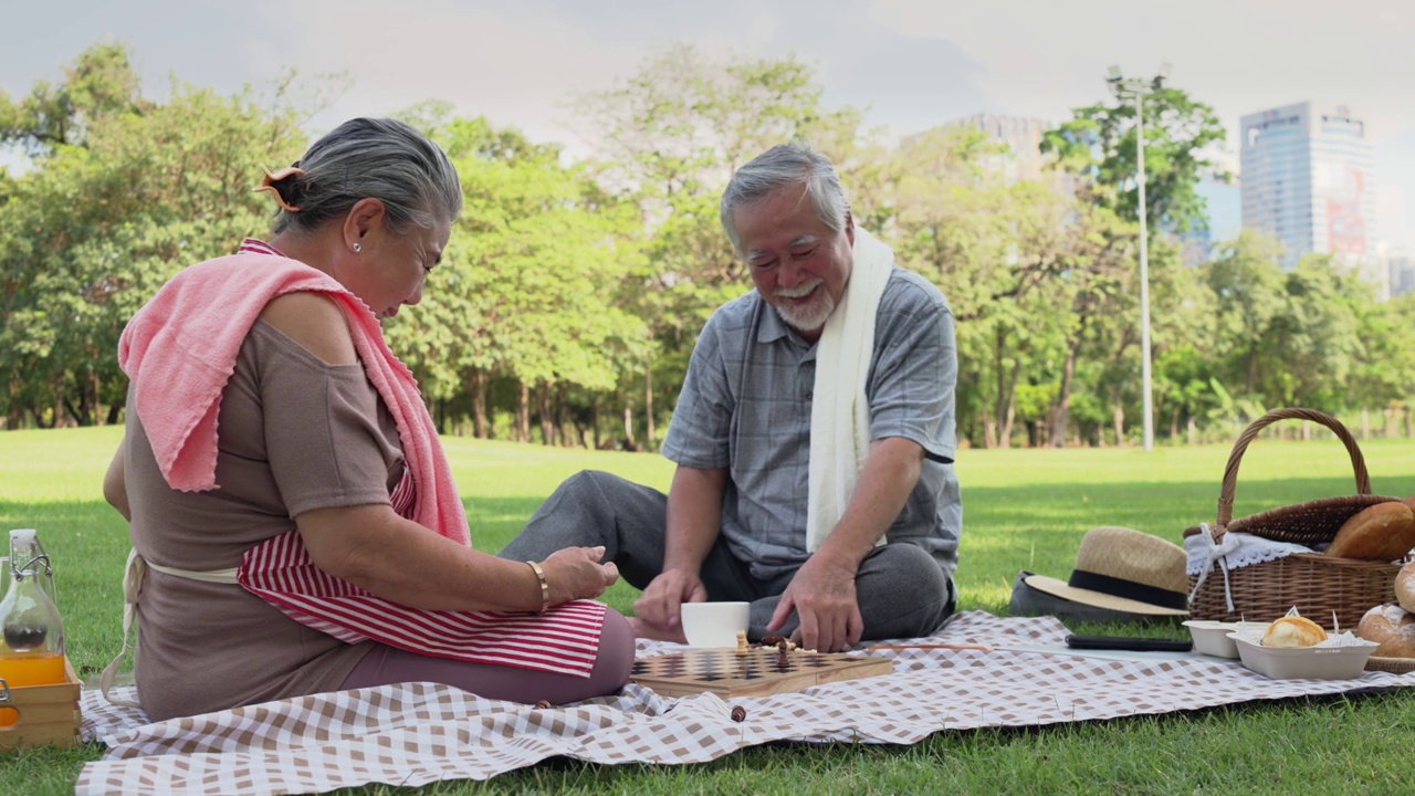 退休夫妇在公园里做休闲活动。视频素材
