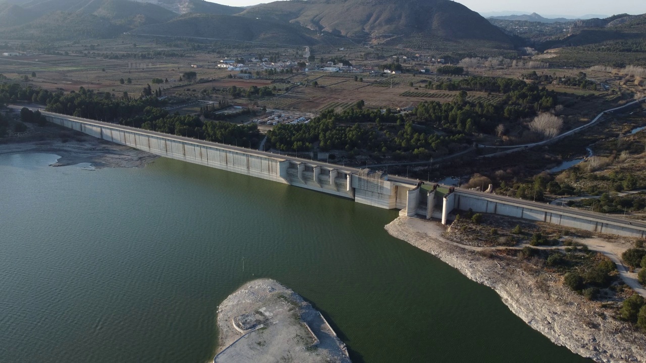 鸟瞰受干旱影响的水库大坝。视频下载
